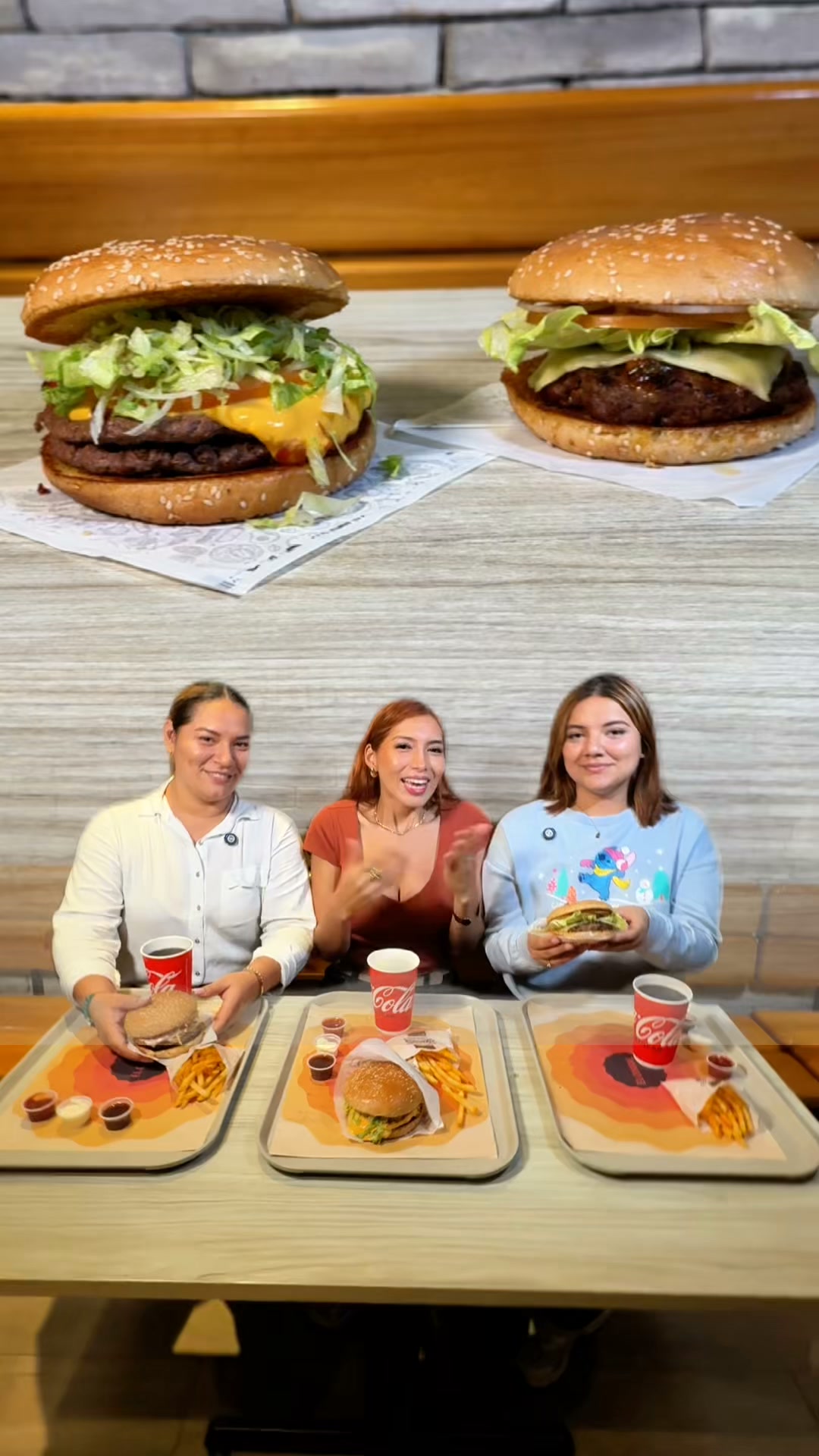 Hamburguesas El Corral Ecuador Facebook ad: Chat with us