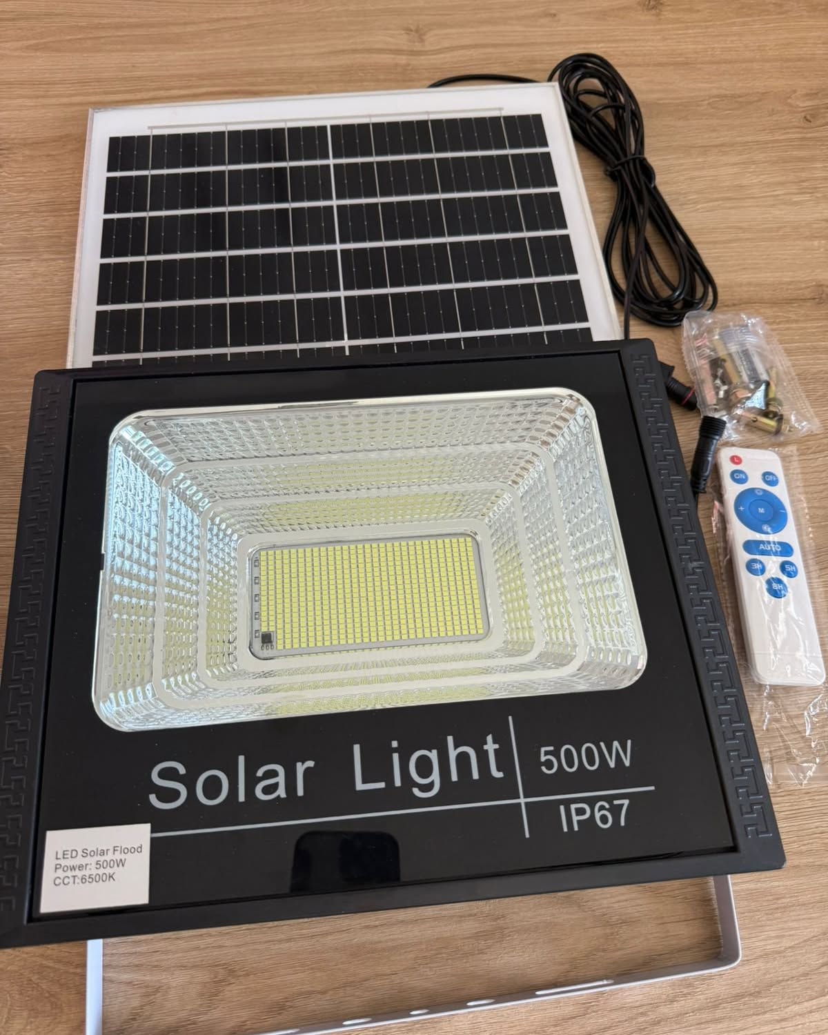 L'homme Sur Terre Facebook ad: Projecteur Solaire LED 500W, IP67, Télécommande, Neuf, 95€