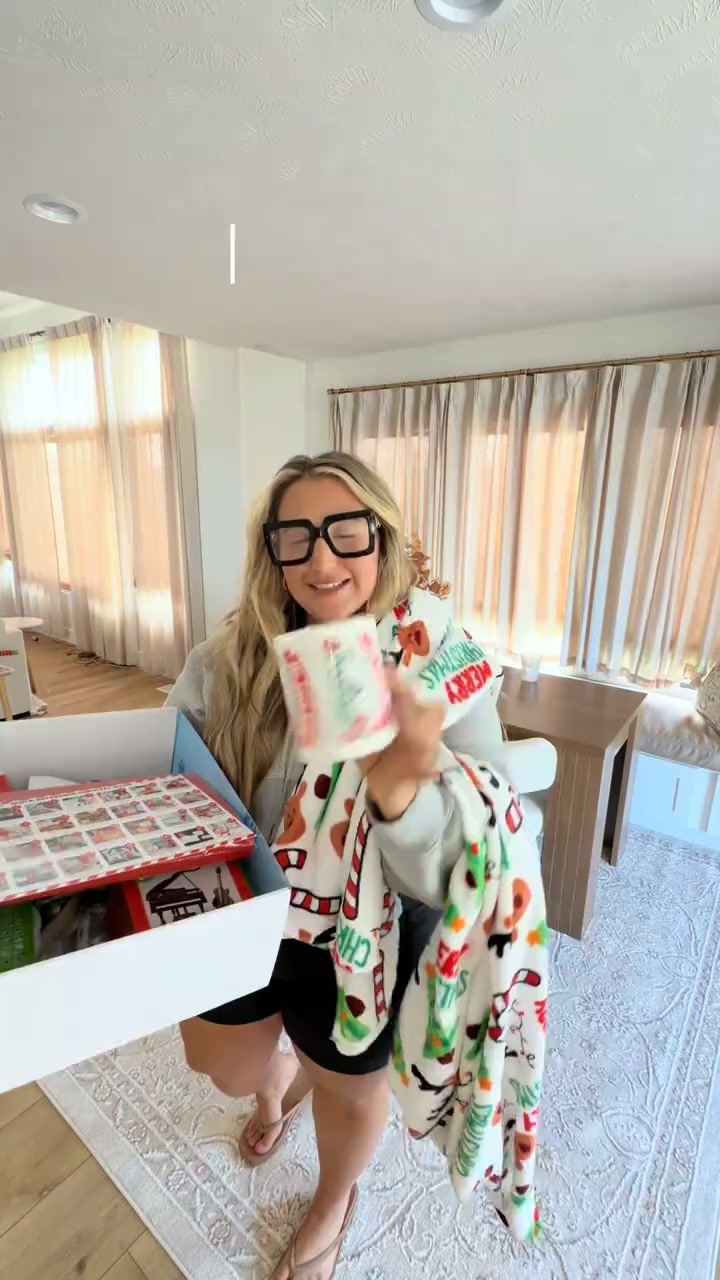 Your BEST Elf Facebook ad: The Elf Kit That Plans December for You