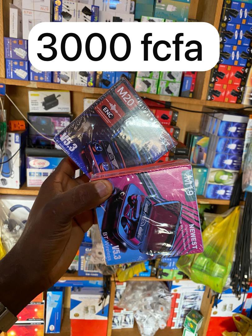Sam-store onligne Facebook ad: DESTOCKAGE MASSIF, STOCK LIMITÉ!