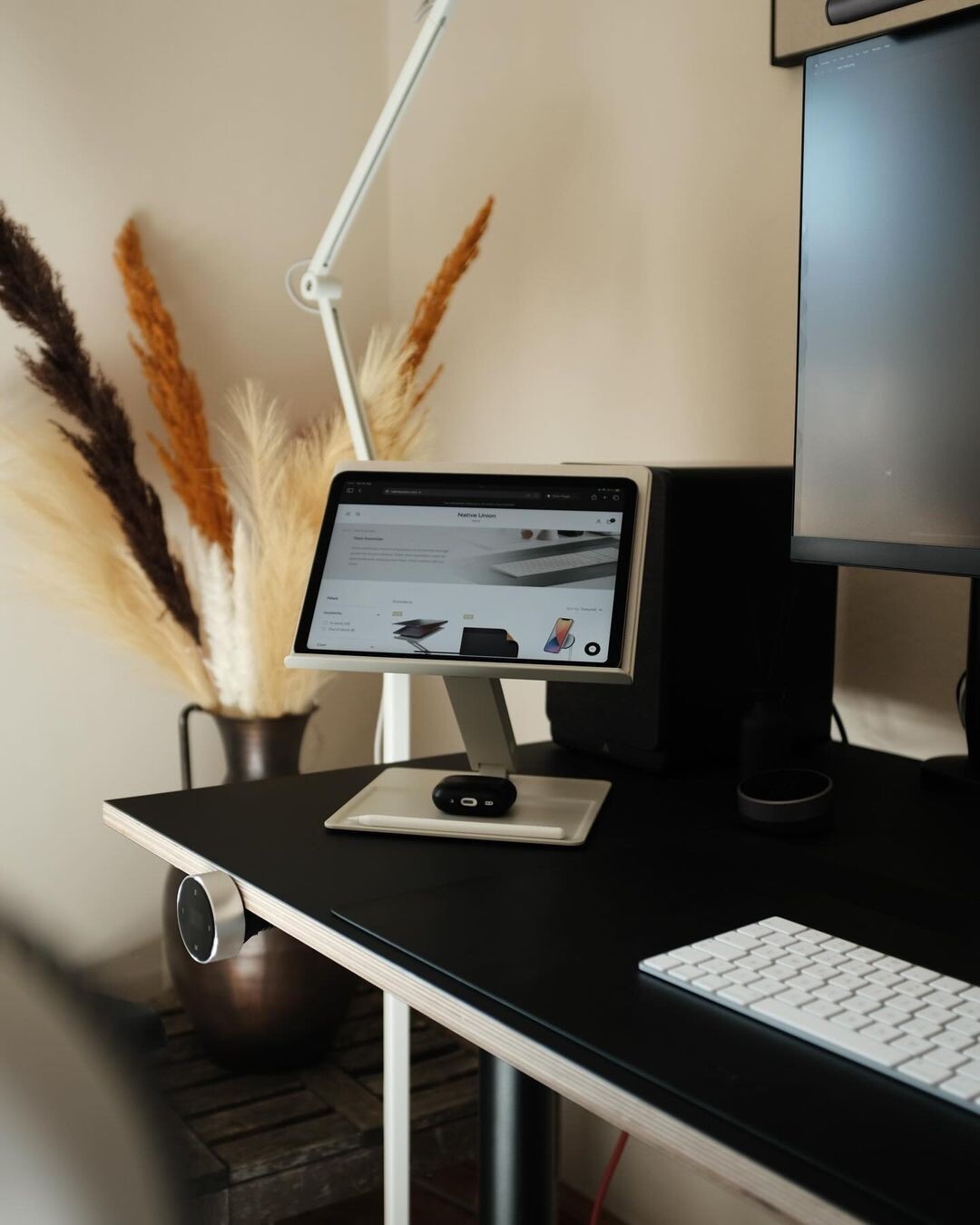 Feverguy發燒友 Facebook ad: 𝗥𝗘𝗦𝗧𝗢𝗖𝗞𝗘𝗗! Desk Laptop Stand
