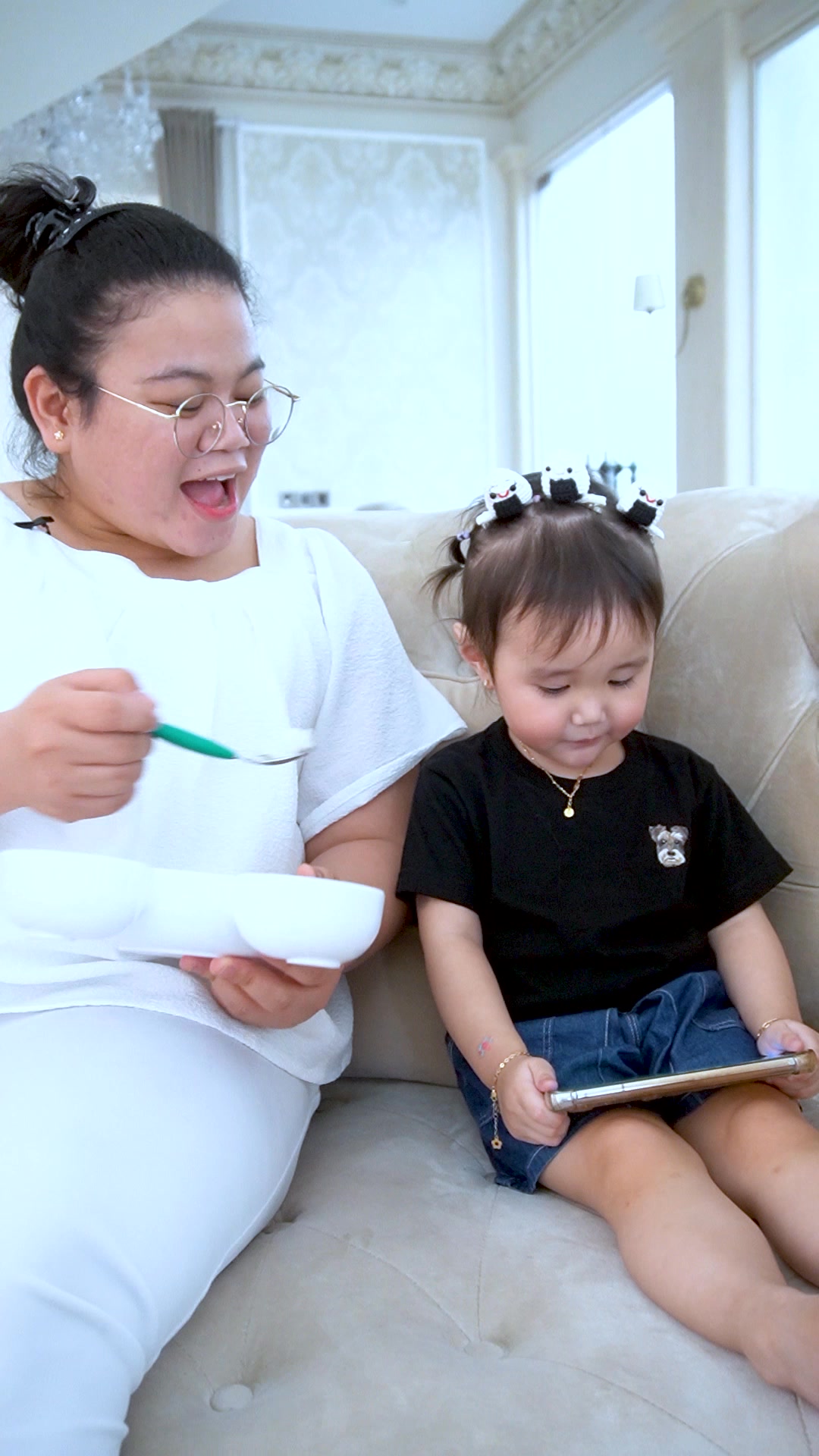 Mamalyfe Indo Facebook ad: Siapa Mom yang anaknya langsung anteng begitu pegang…