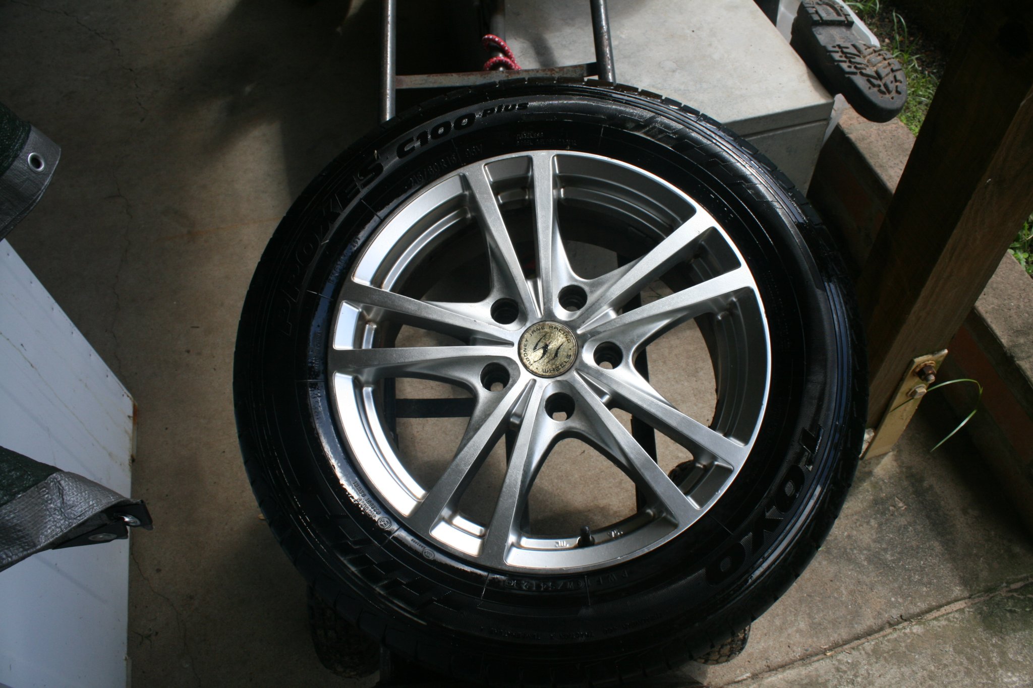 Neil Ross Facebook ad: VZ Commodore Mags and Good tyres