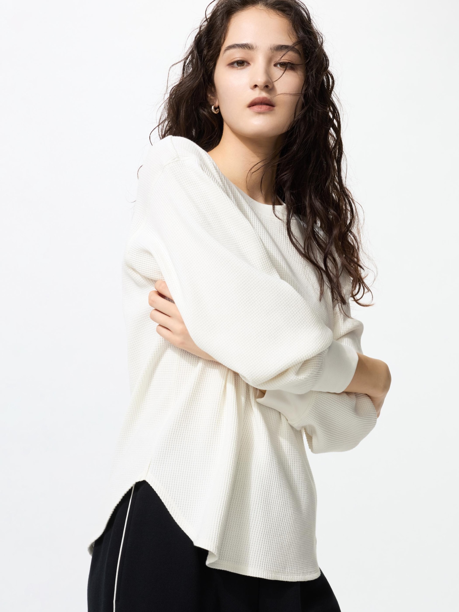 Uniqlo Indonesia Facebook ad: Belanja koleksi Modest Wear di UNIQLO App.