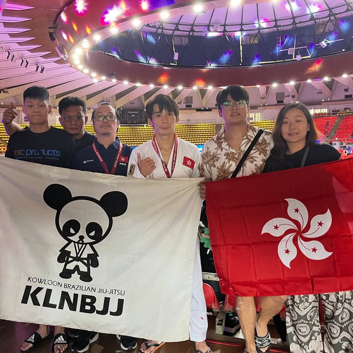 九龍柔術旺角館 Klnbjj Mongkok Facebook ad: 月費$500~$1300任打巴西柔術/泰拳/拳擊/綜合格鬥課堂,歡迎試堂!二人同行迎新優惠50%OFF!…
