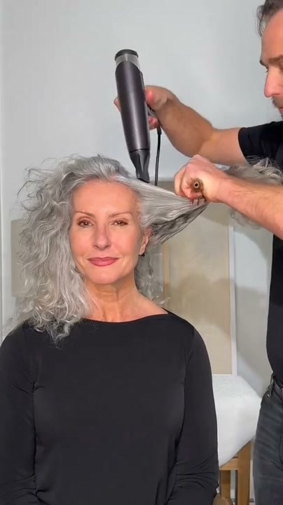 Color Wow Facebook ad: Frizz free in 1 min