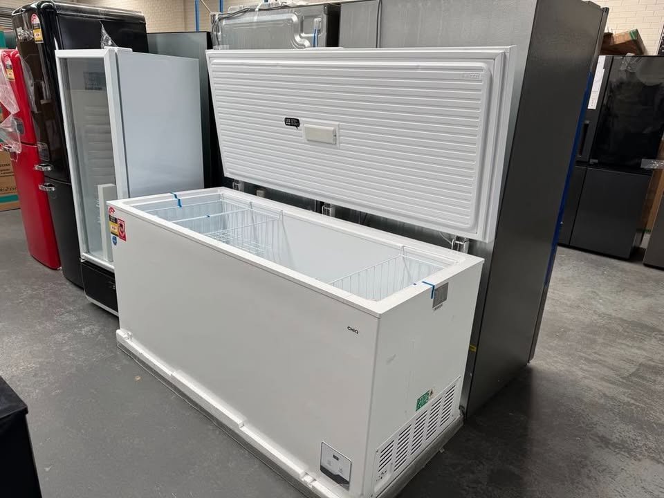 Dean Smith Facebook ad: Brand New 500L Chest Freezer Inverter Motor 5★ Energy 5 Yr…