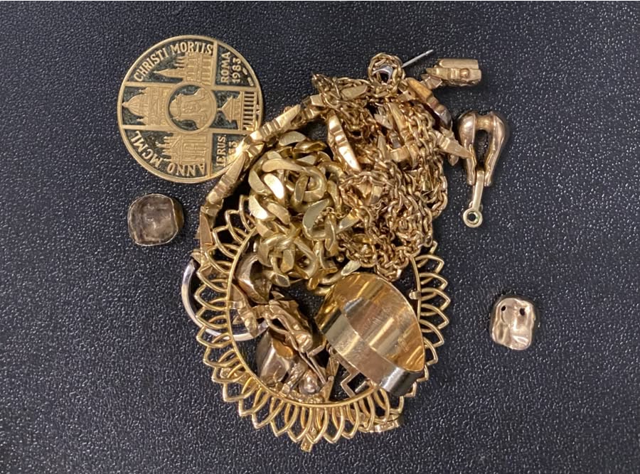 Lilly Davis Facebook ad: If you got more than 1/3 oz of gold in a drawer, read this…