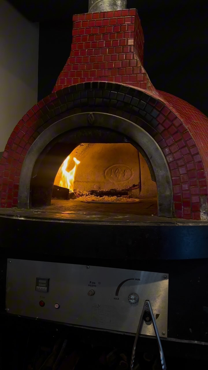Señor Bigotes Tasty Italian Food Facebook ad: Por si les quedaba duda… hacer pizza es…