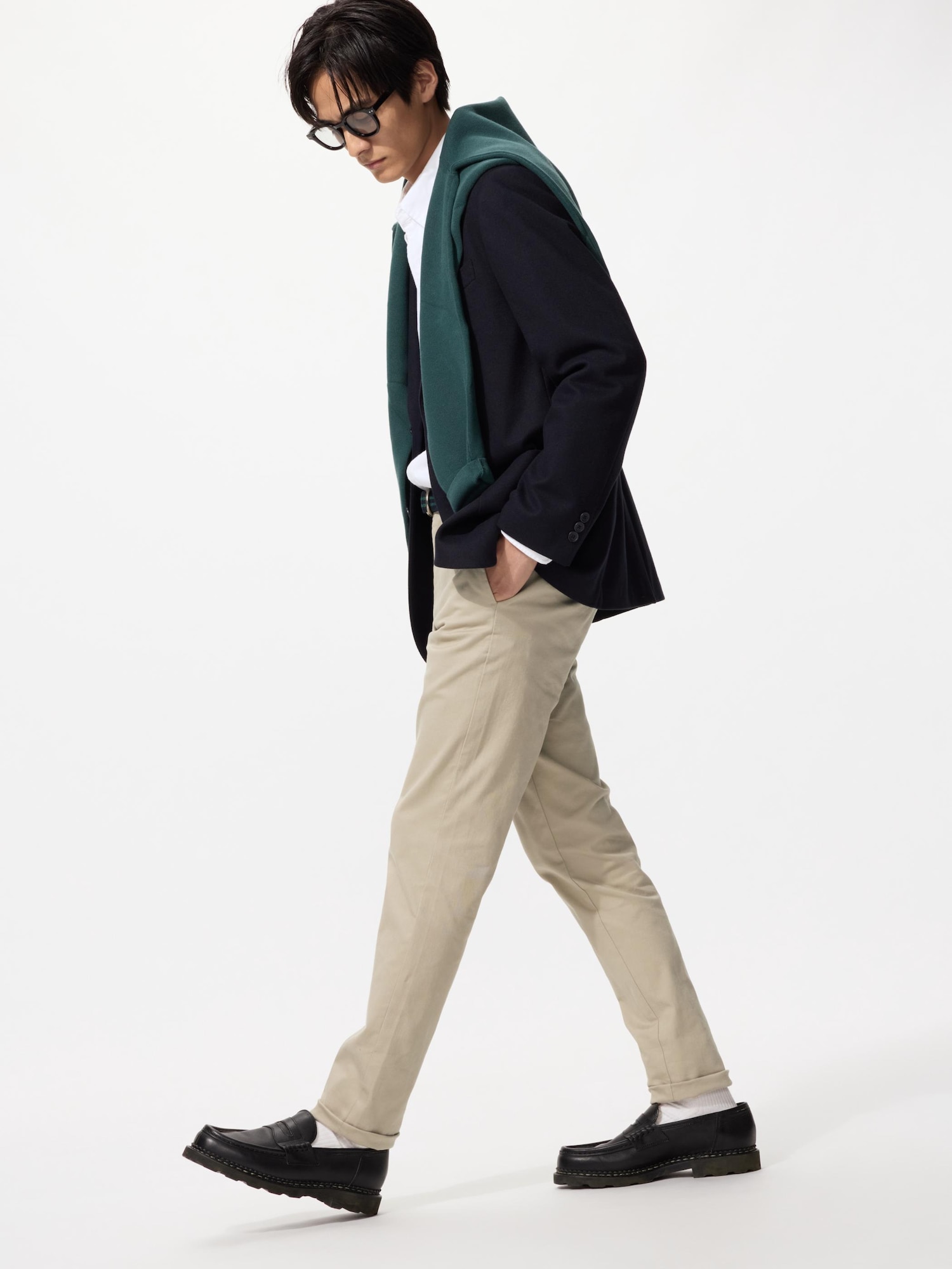 Uniqlo Indonesia Facebook ad: Celana UNIQLO nyaman & rapi untuk aktivitas harian.