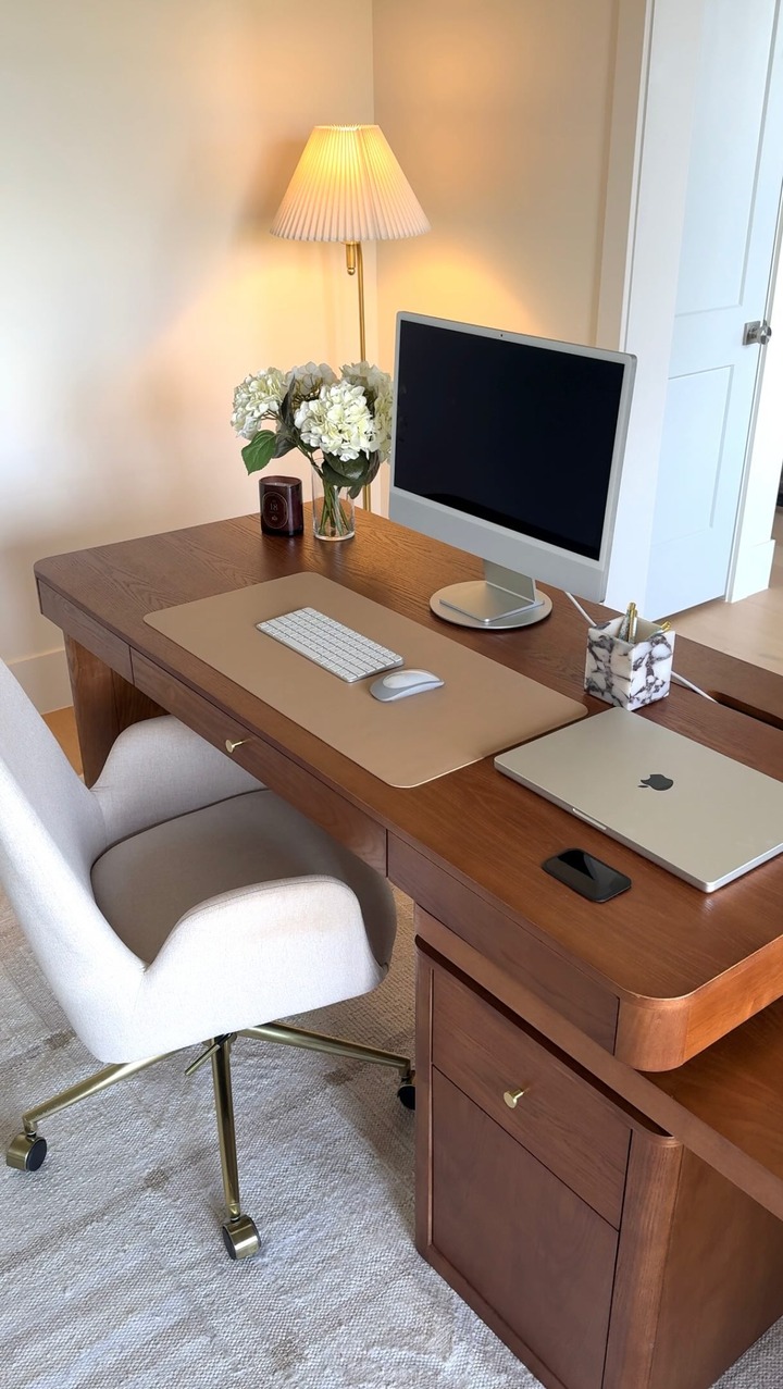Hulala Home Furniture Facebook ad: If you’re looking for an aesthetic standing desk…