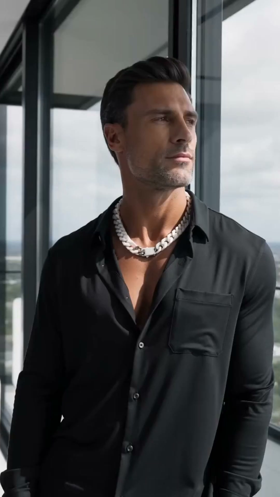 Luxujewelry S Facebook ad: Stand Out Without Trying