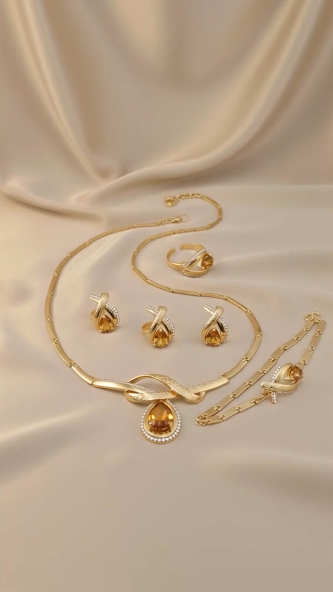 Boutique luxury Facebook ad: افضل هدية لنفسك او لشخص عزيز عليك