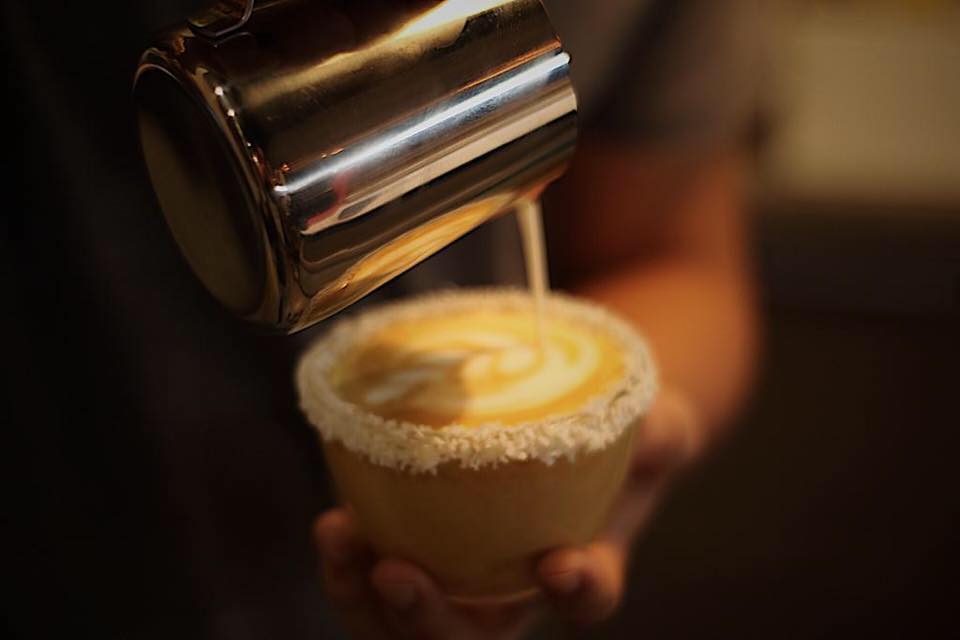 Alterno café Facebook ad: Cafetería de especialidad: El mejor café dominicano…