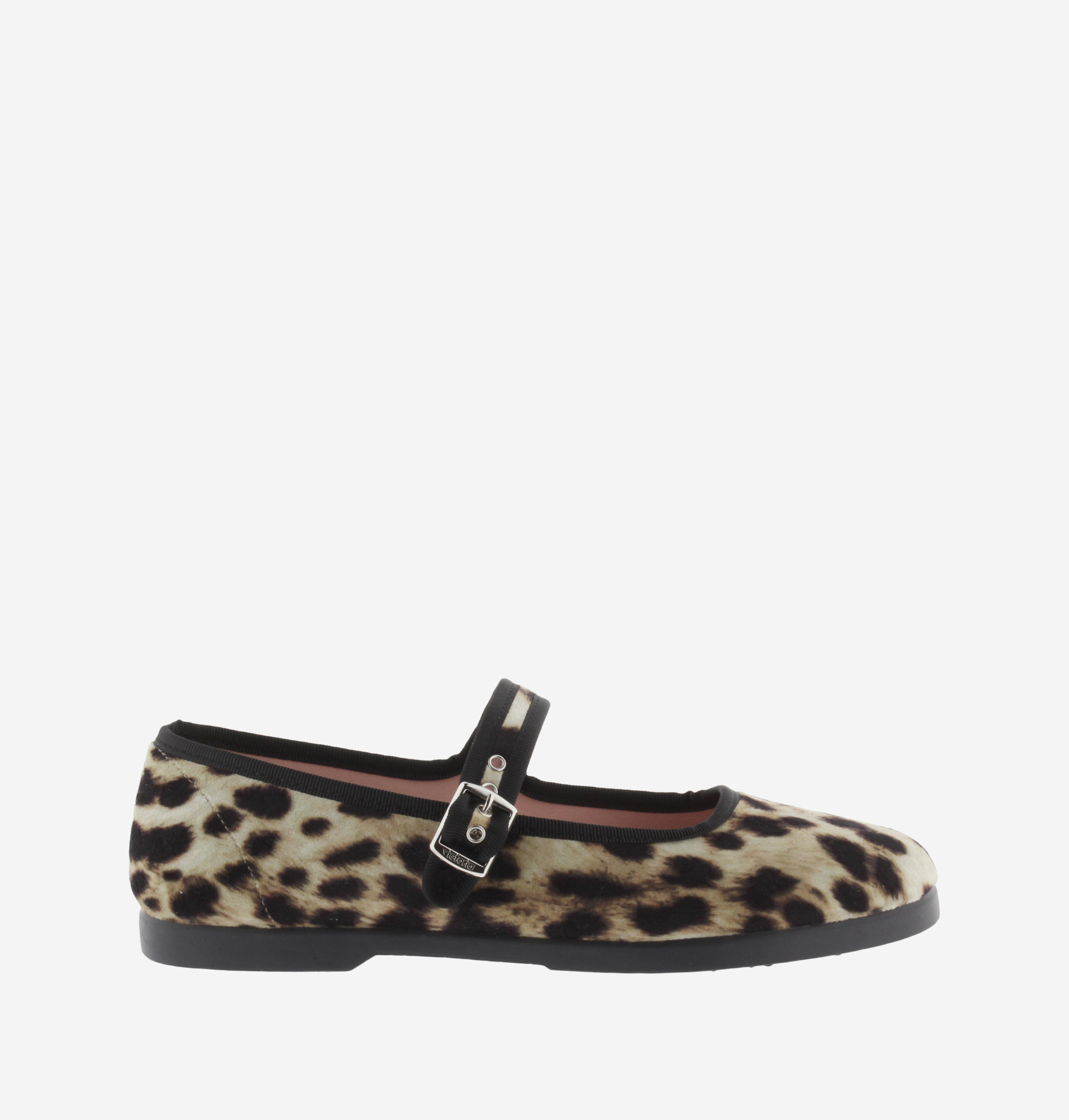 Victoria Shoes Facebook ad: The new Calzados Victoria collection is here.