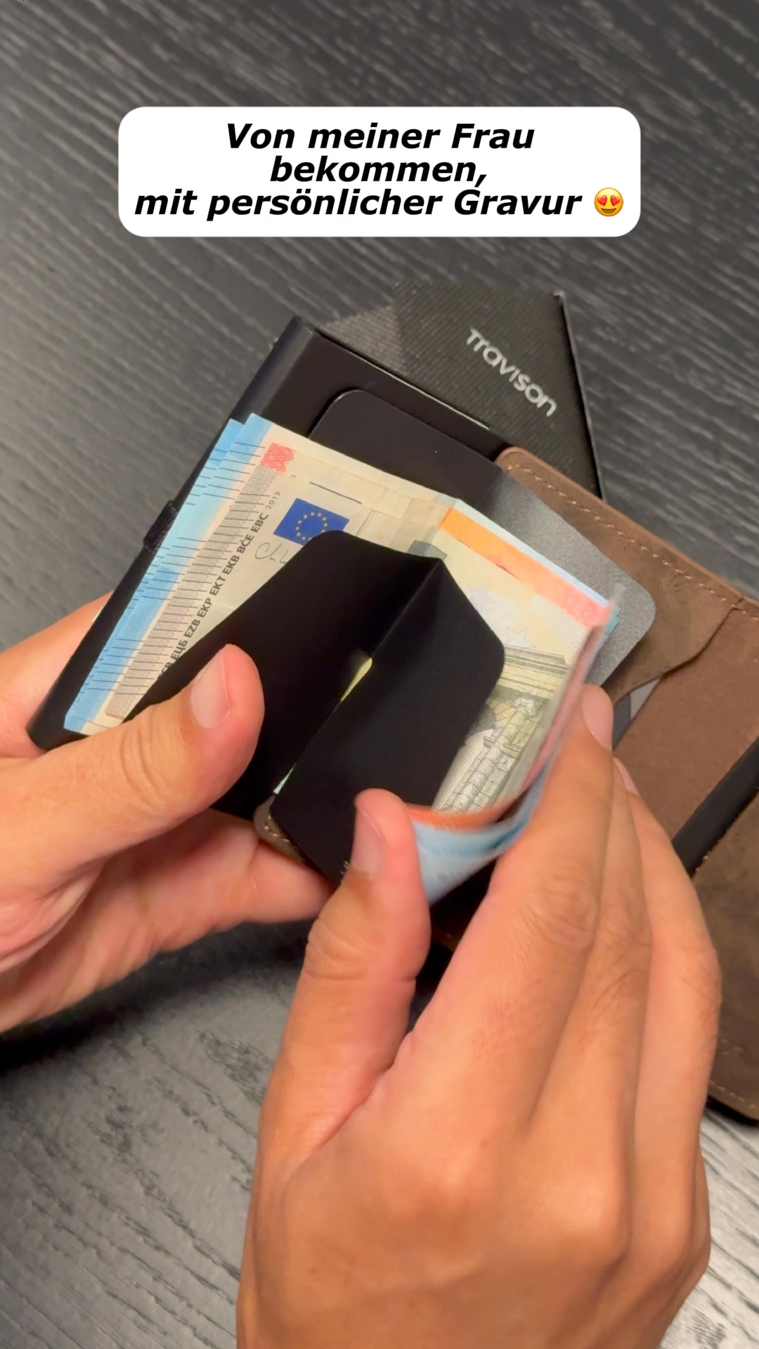 Travison Facebook ad: Gratis Versand + Bis zu 50% sparen auf das 2. Wallet