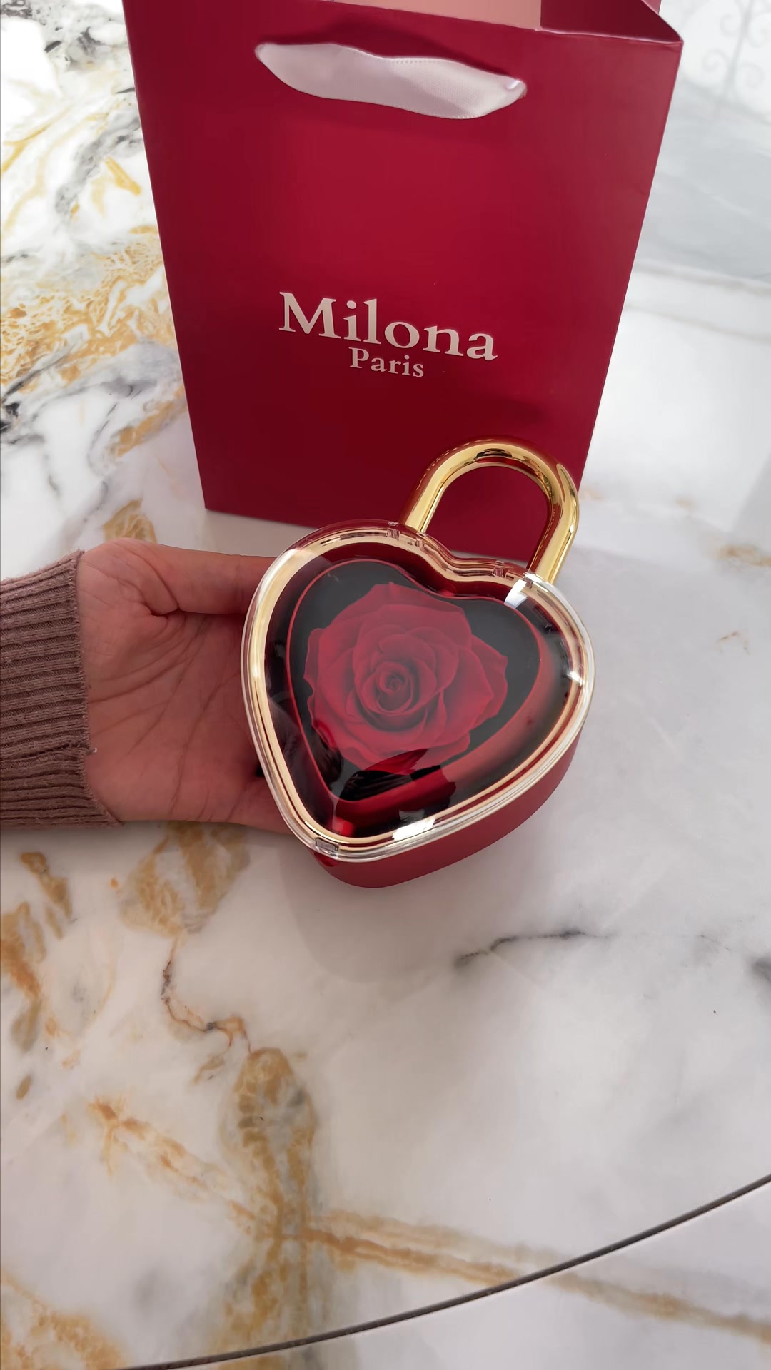 Milona Paris Facebook ad: Livraison et gravure offertes!