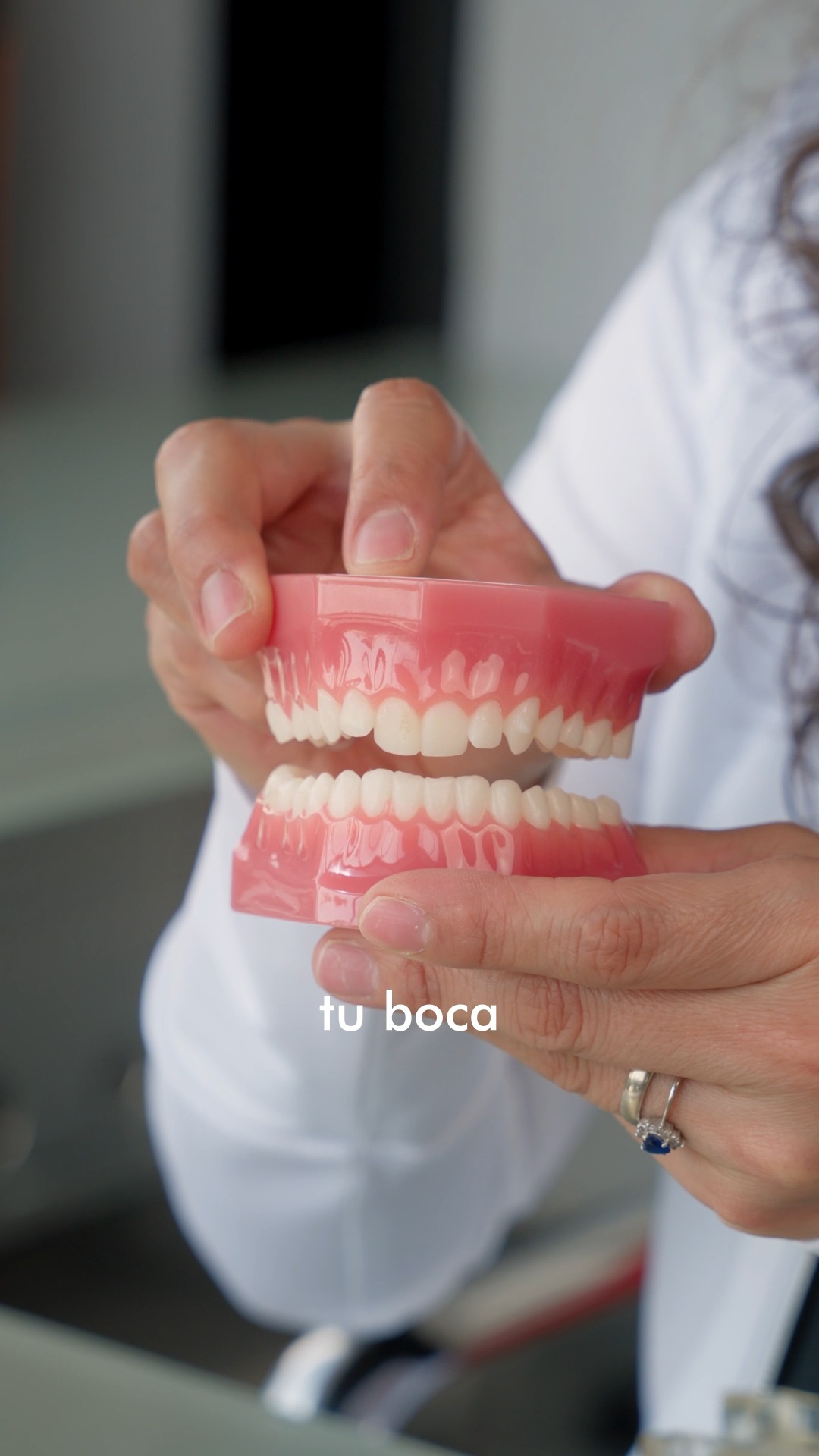 Sonríe Clínica de Especialidades Odontológicas Facebook ad: ¿Sabías que casi la mitad de las personas…