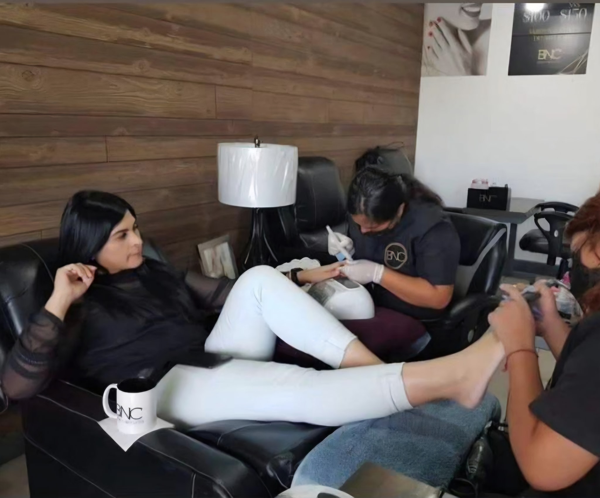 BNC uñas y belleza, Uriangato-Moroleón Facebook ad: Ya huele a hojas caídas y aire frío.