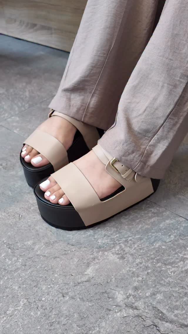 Vennis Footwear Facebook ad: EMPRENDE YA