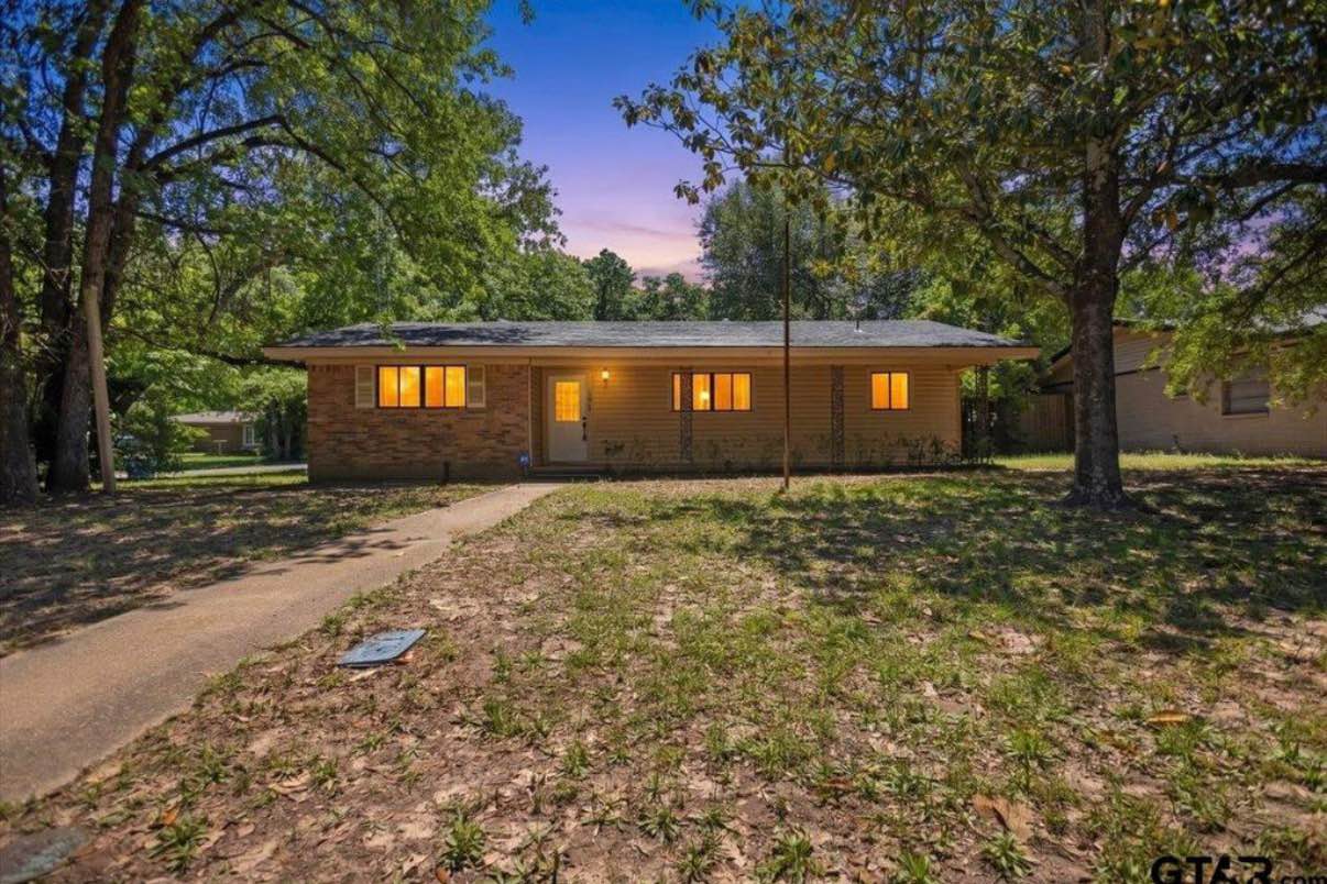 Sam Becze Facebook ad: 4 Beds 2 Baths - House
