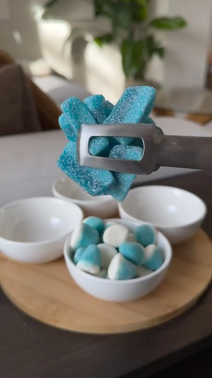 Miralina's Halal Sweets Facebook ad: Blaue Süßigkeiten auf die 1 Wer von euch…