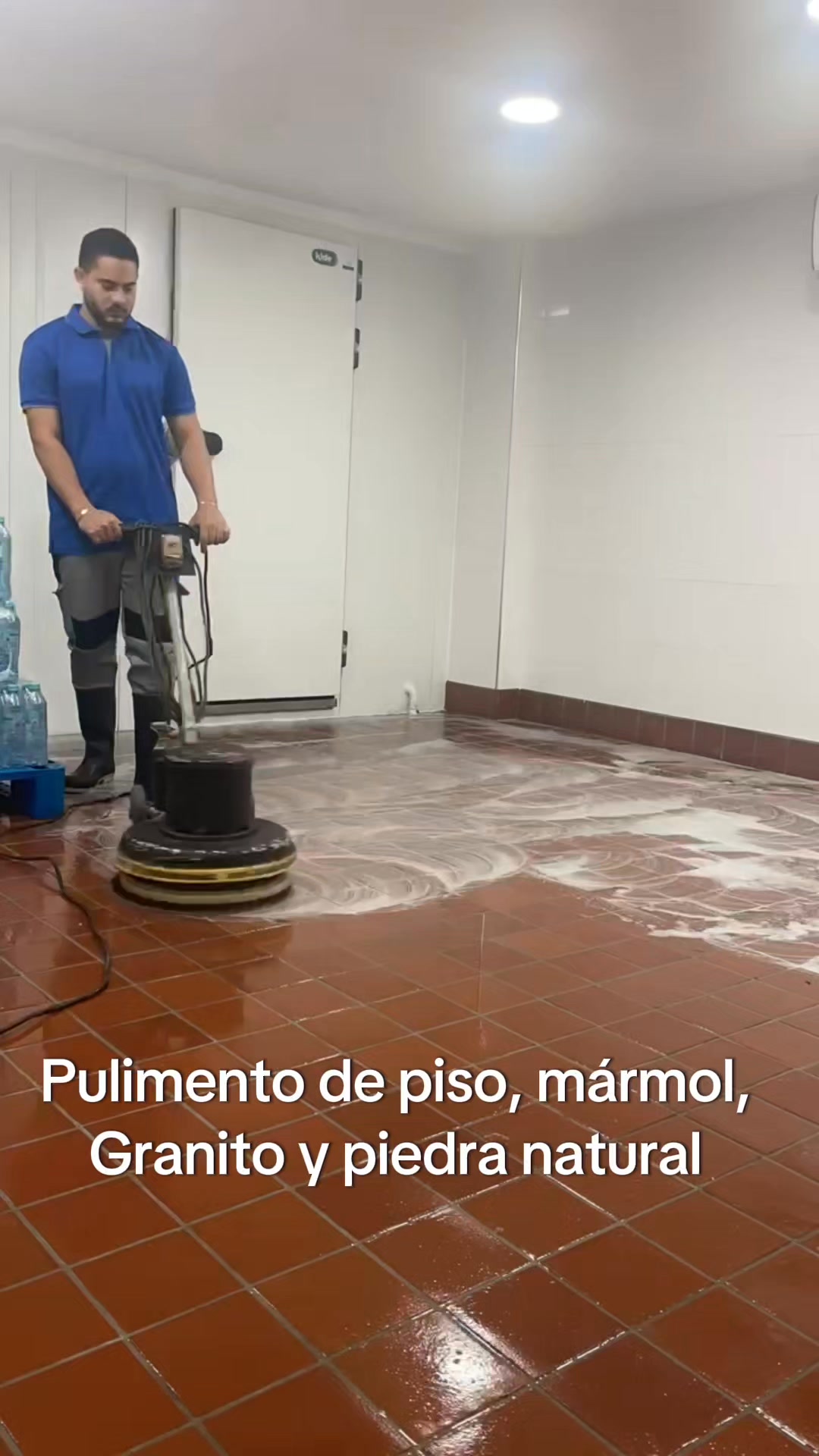 Maxcleanpanama Facebook ad: Chatea con nosotros