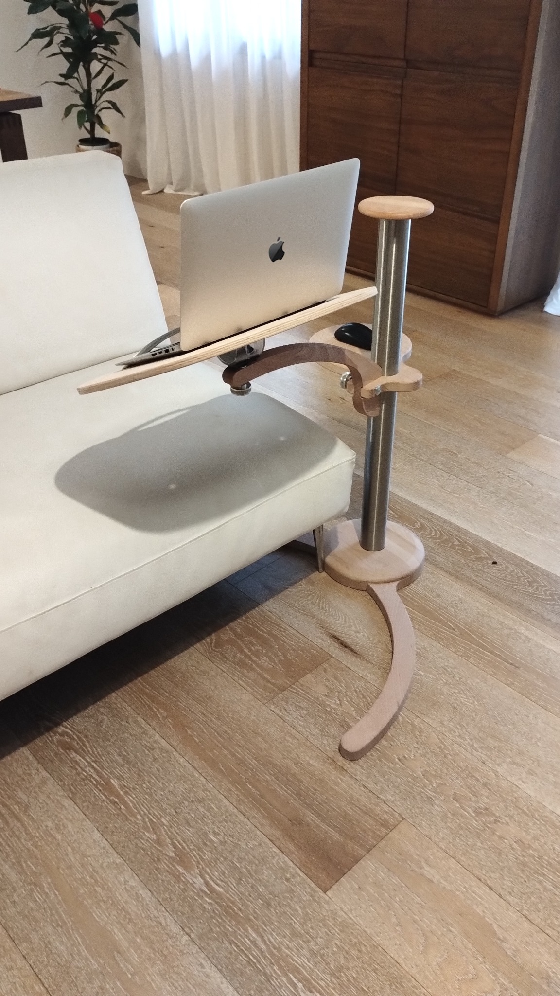 Lounge-book.com Facebook ad: LapDesk, the Laptop stand