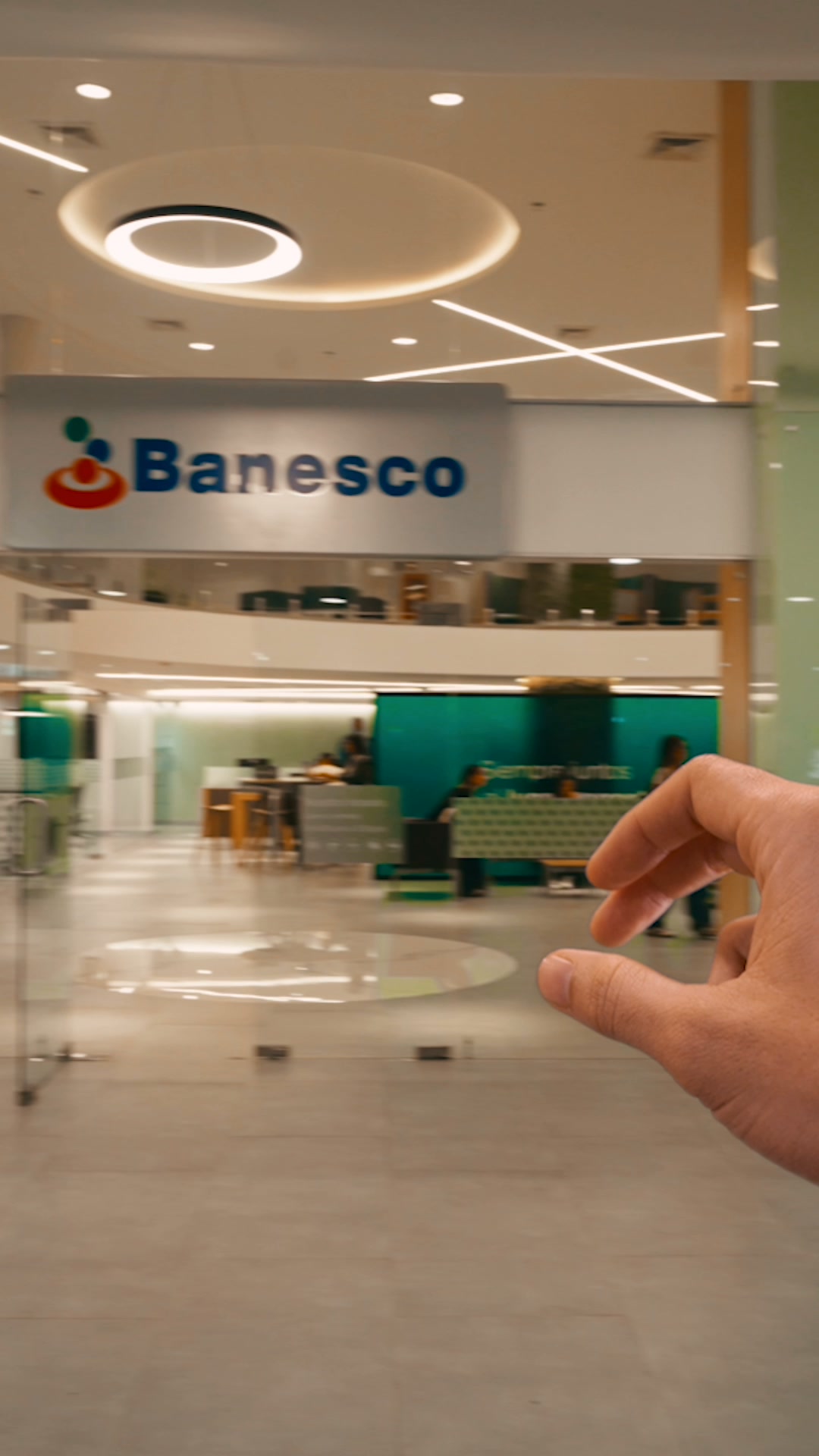 Banesco Banco Universal Facebook ad: Un toque. Es todo lo que debes hacer…