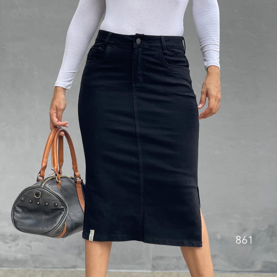 Cr Fashion Facebook ad: Somos una tienda en linea con importaciones directas…