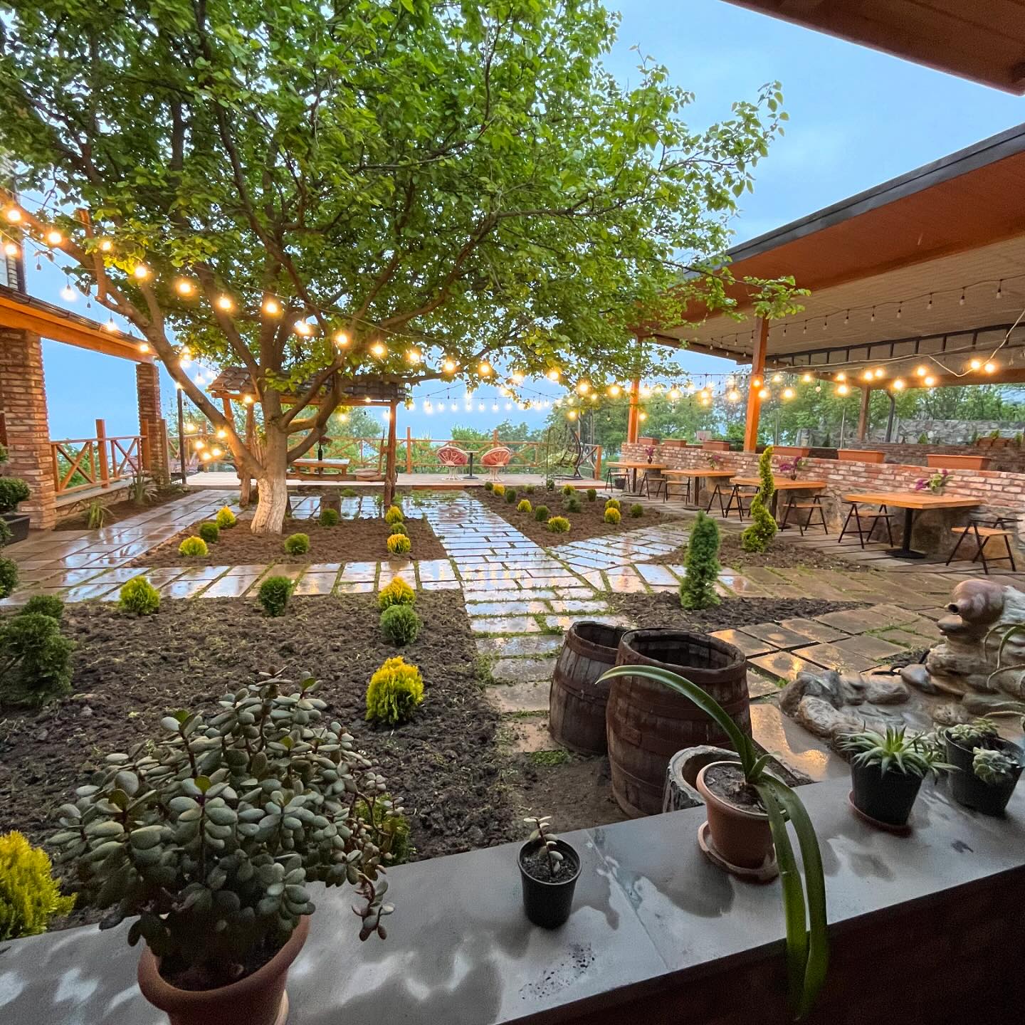 Berkri Gastro Yard & Guest House Facebook ad: Ենոքավանում է գտնվում այս գեղեցիկ և հարմարավետ ընտանեկան…