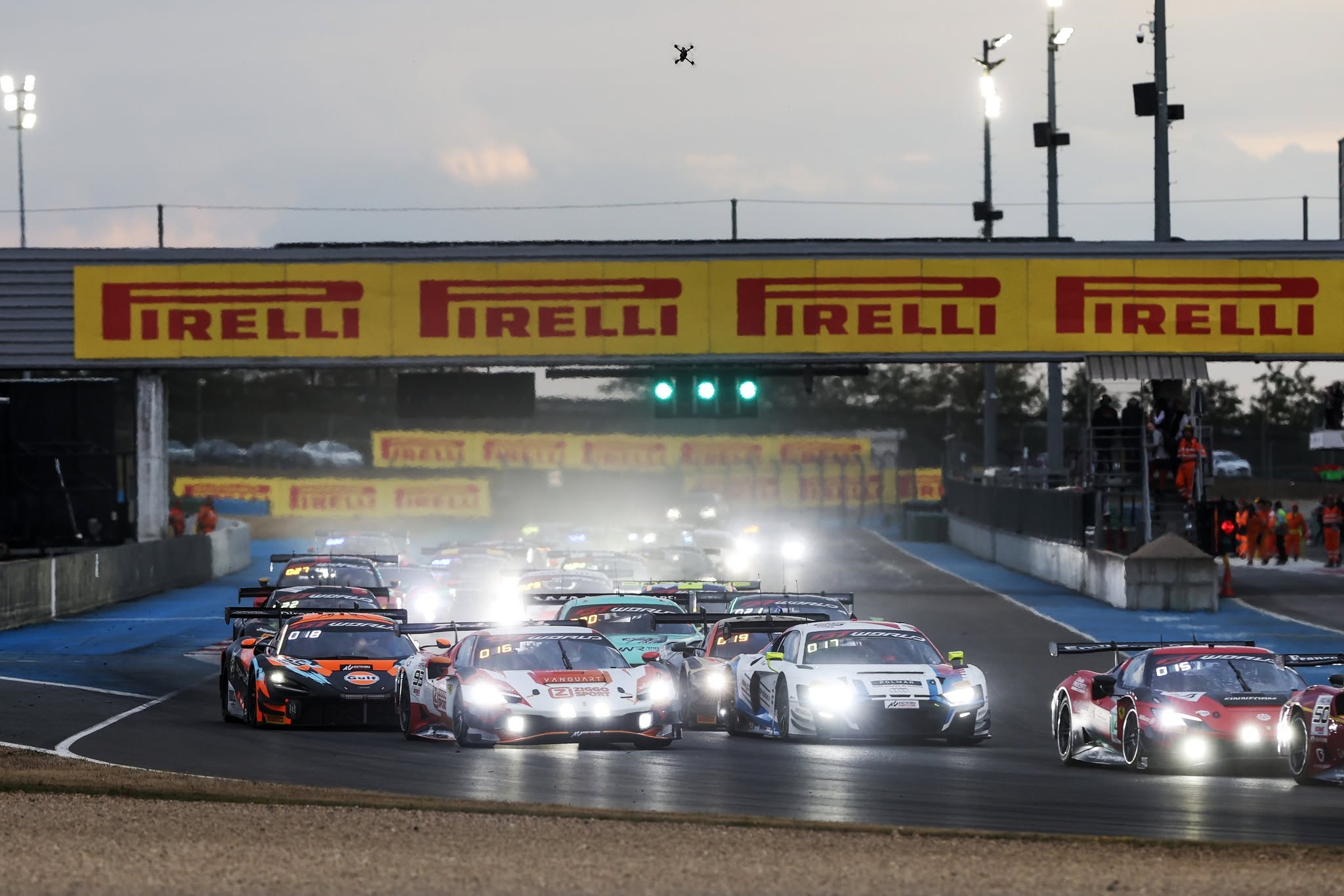 GT World Challenge Europe Facebook ad: Valentino Rossi au départ à Magny-Cours