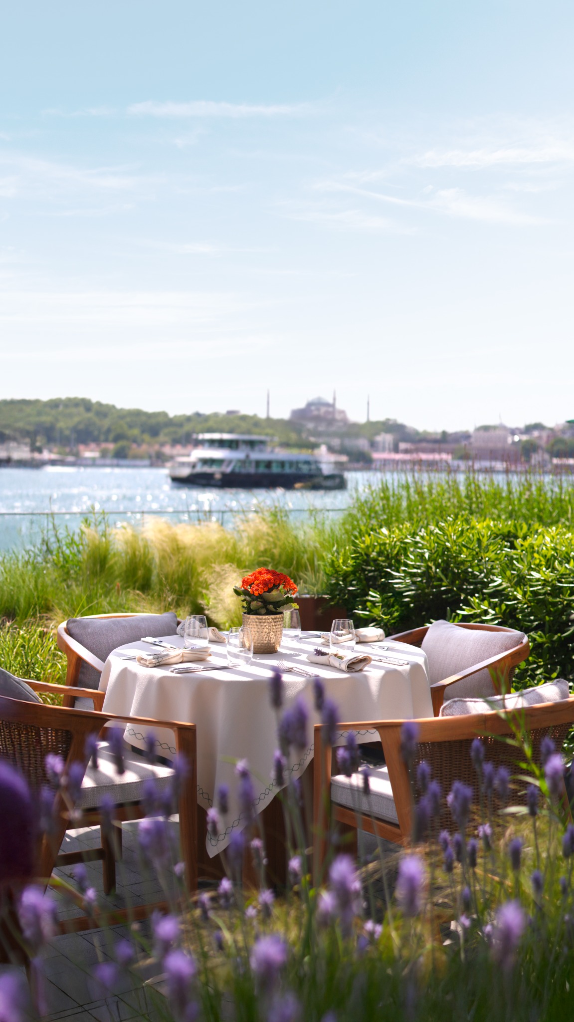 The Peninsula Istanbul Facebook ad: The Lobby'nin etkileyici bahçelerle çevrili terasında veya…