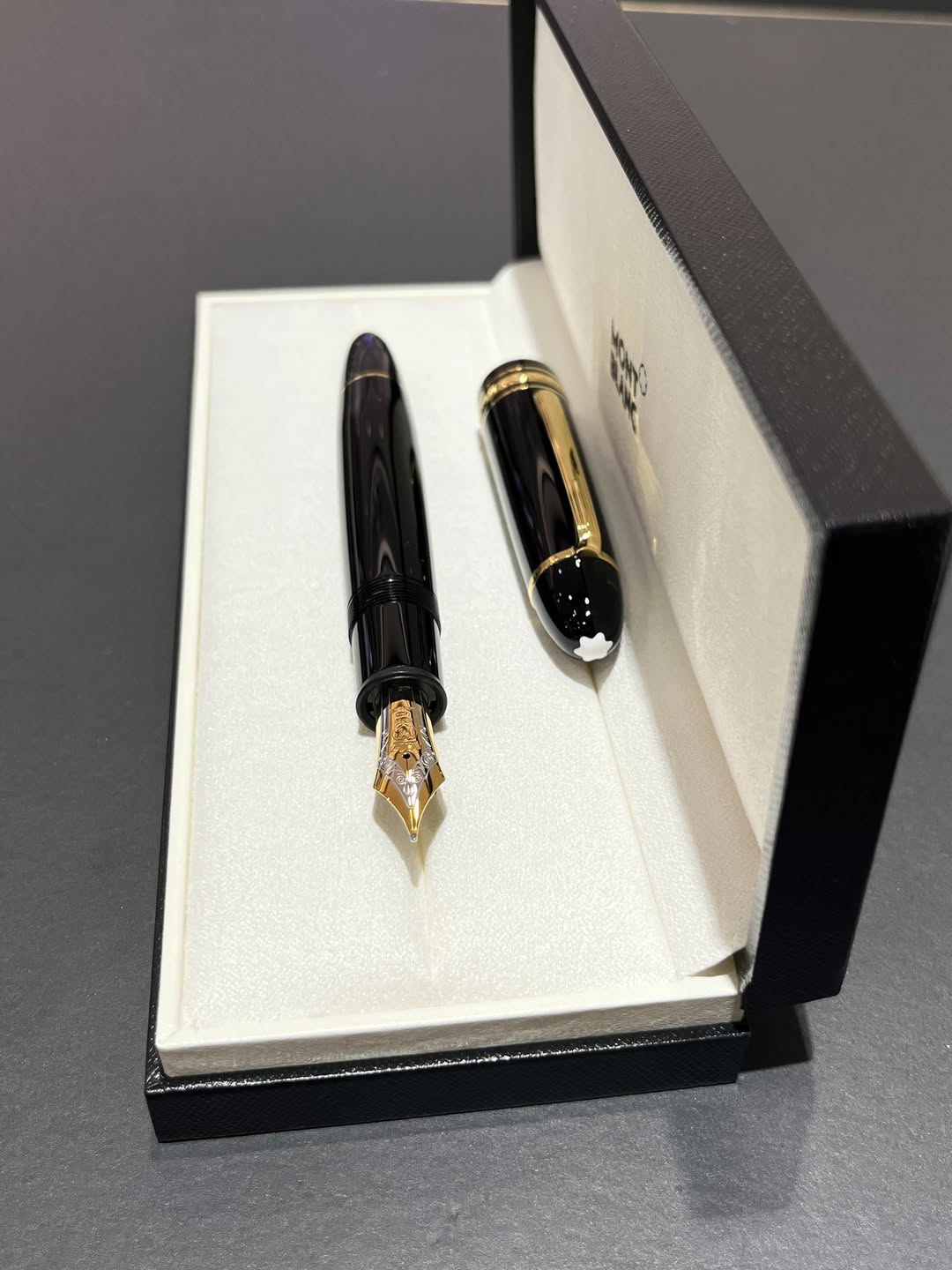 Mont Pen Shop Facebook ad