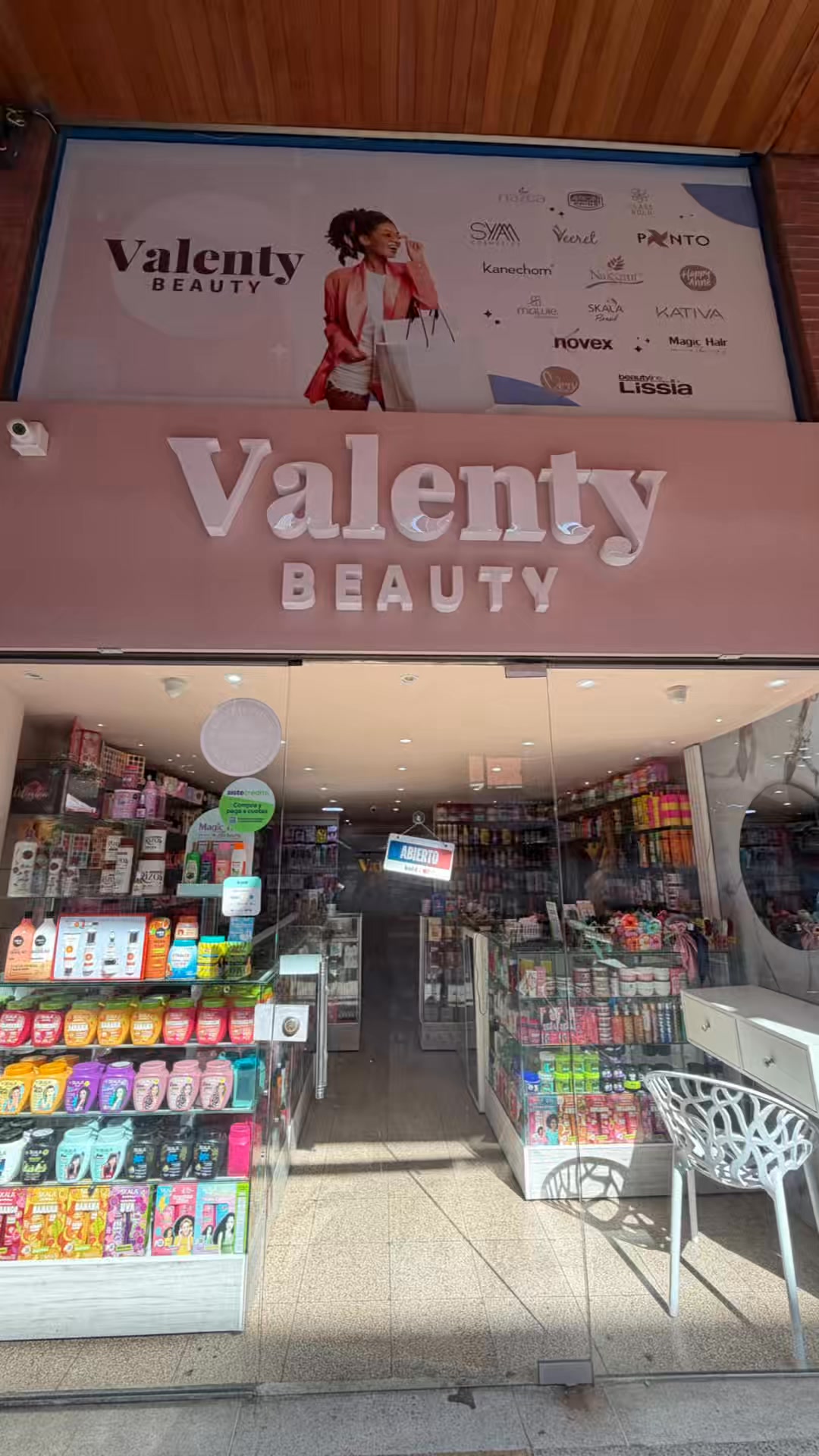 Valenty Beauty Co. Facebook ad: Valenty Metrocentro!