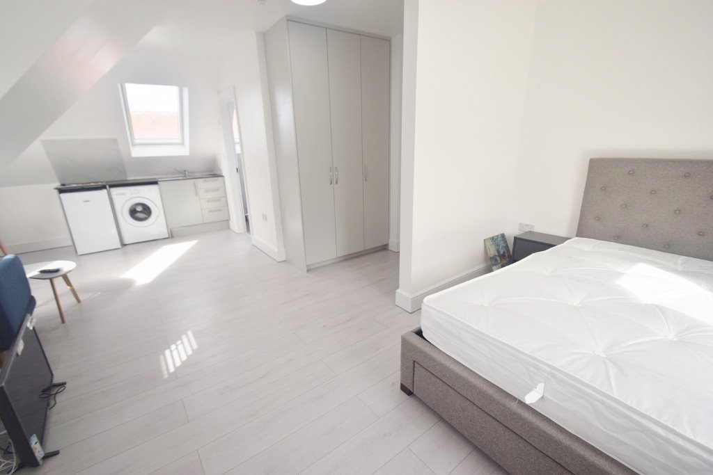 Rentola in the UK Facebook ad: Still looking for a rental?