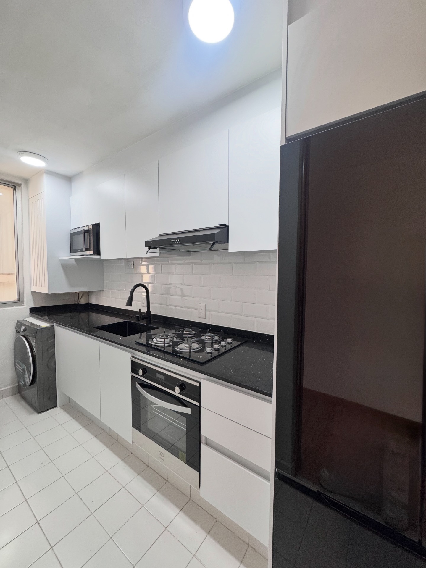Zenme cocinas Facebook ad: Cocina lineal | Blanco frosty + cubierta Cuarzo…