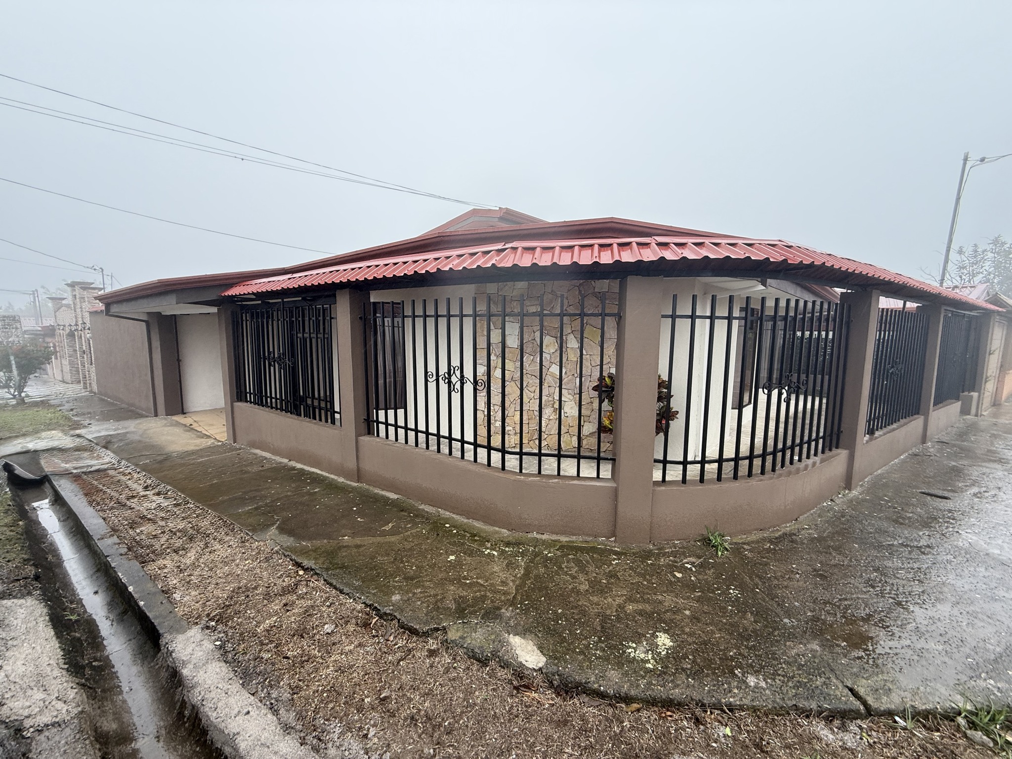 HÁBITA Facebook ad: Venta de casa, Cartago, Paraíso, Urbanización Barro Hondo…