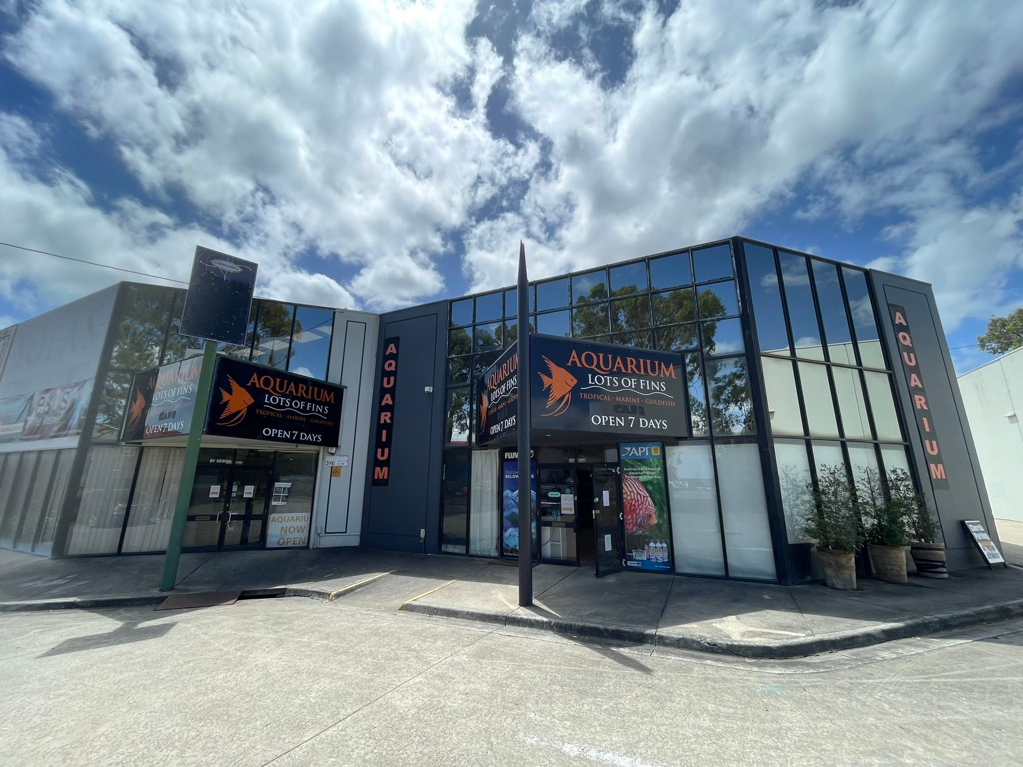 Lots of Fins Aquarium Facebook ad: Melbourne’s PREMIUM Aquarium Mega store.