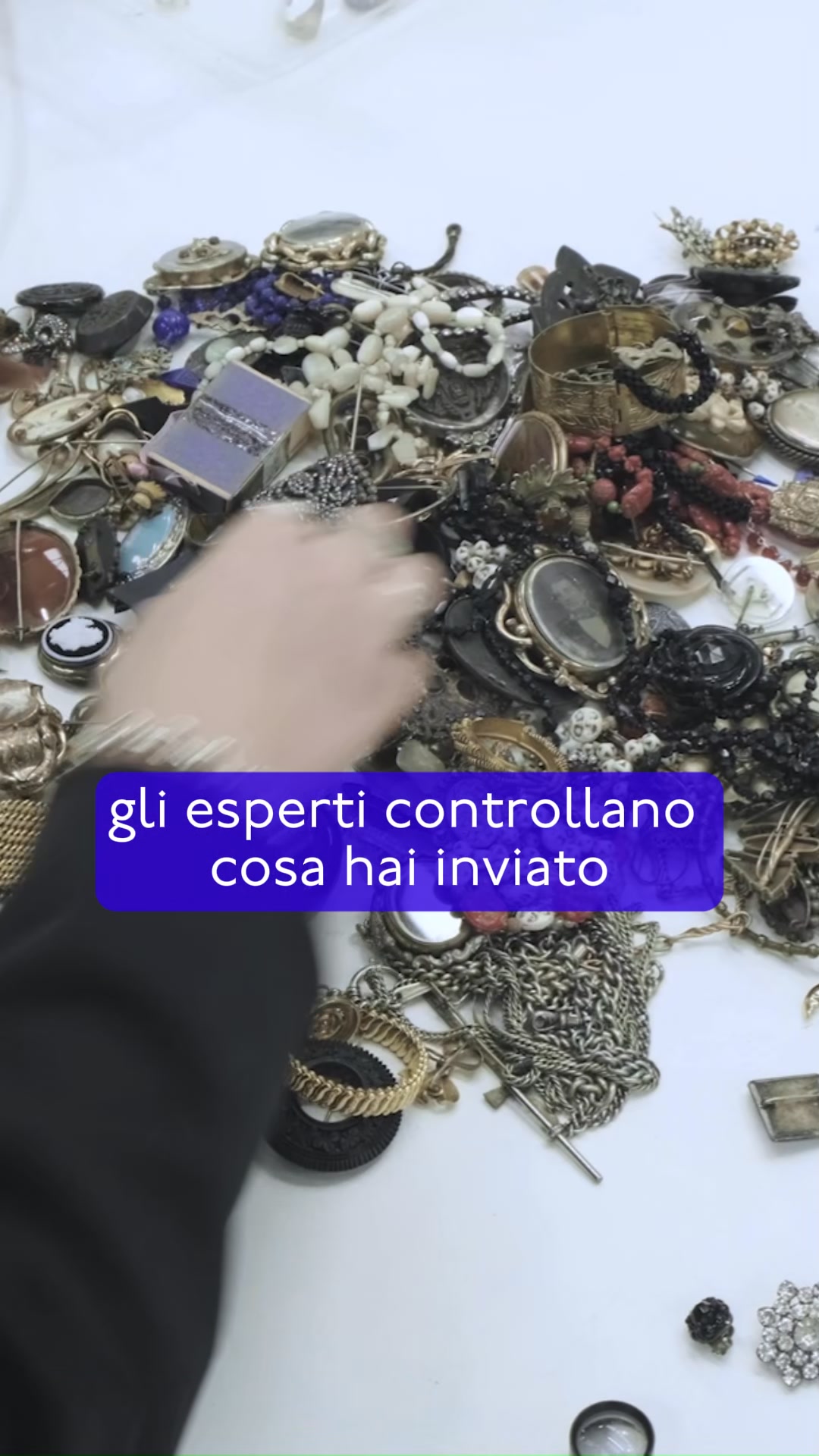 Vintage.com Facebook ad: Clicca qui per vedere tutti gli articoli che compriamo
