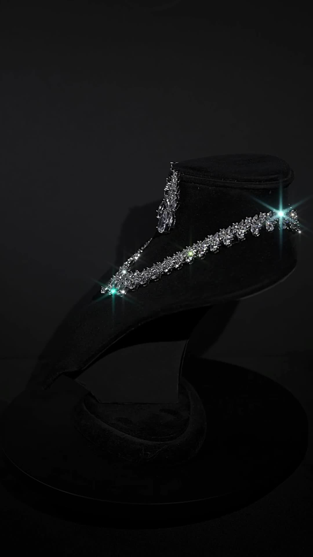 Bella Tiara Facebook ad: 10% Off Necklaces Using Code JEWELRY10