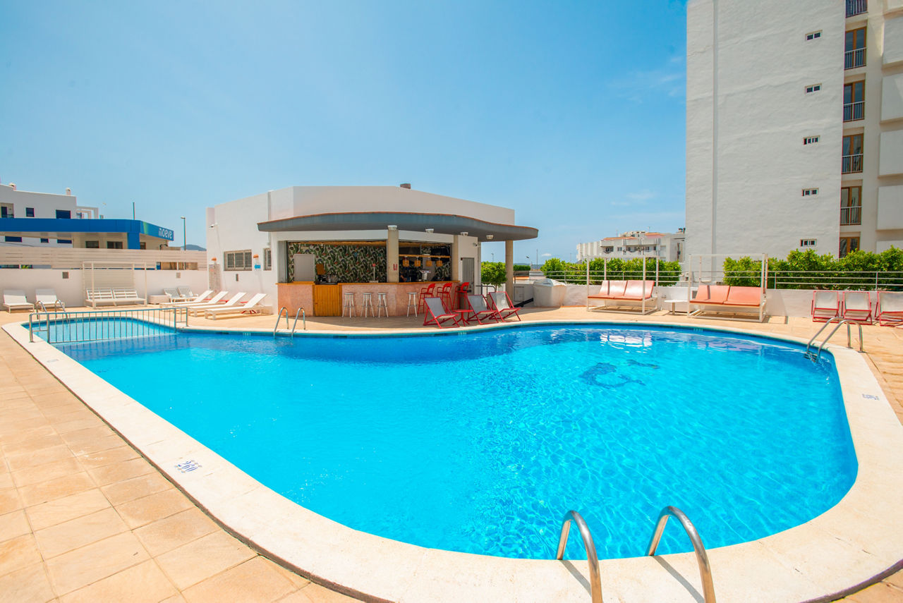 Jet2.com & Jet2holidays Facebook ad: Families save up to £700 on selected summer…