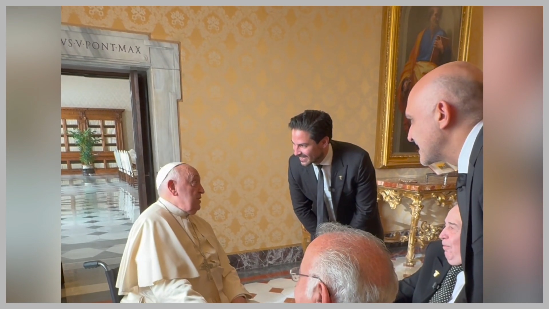 Víctor González Dr. Simi Facebook ad: Visita a su santidad el Papa Francisco en…