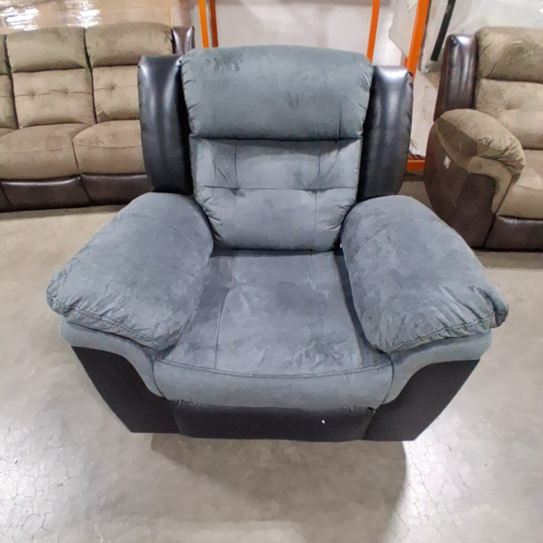 Lambrecht Auction, Inc. Facebook ad: Over 1,000 liquidation & return items are up…