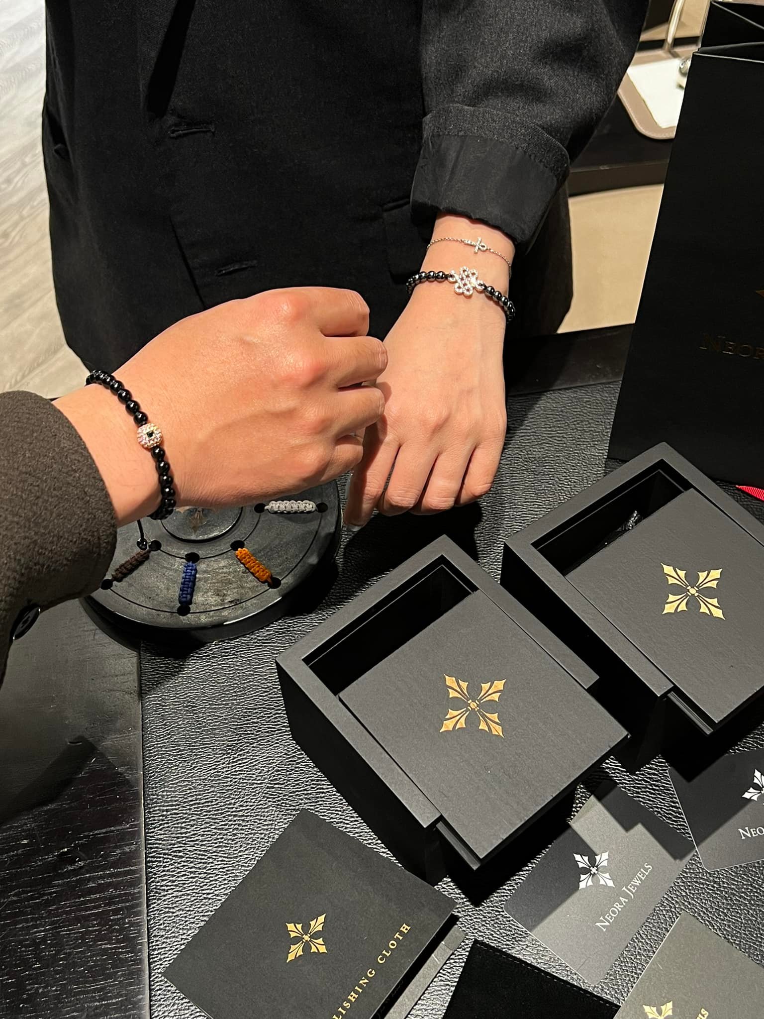 Neora Jewels Facebook ad: 𝐘𝐞̂𝐮 𝐓𝐡𝐮̛𝐨̛𝐧𝐠 𝐊𝐞̂́𝐭 𝐓𝐢𝐧𝐡 𝐓𝐫𝐨𝐧𝐠…