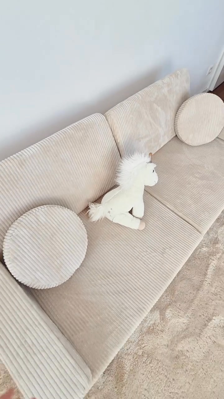 Design4Kids.de Facebook ad: Ein Sofa, das Kinder beschäftigt, und Dein Zuhause schön…
