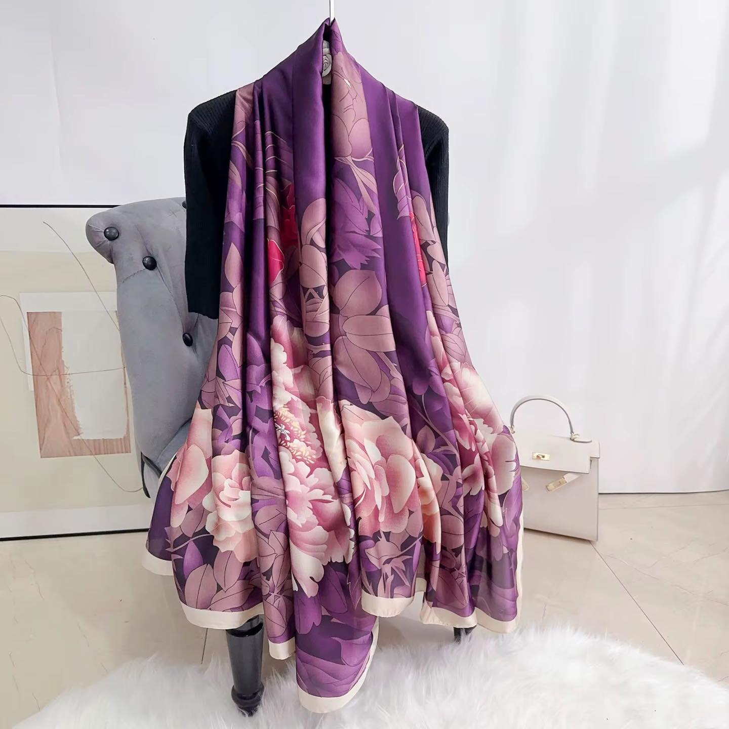 FM Store Facebook ad: Nouveaux foulards en soie chez FM Store Élégance…