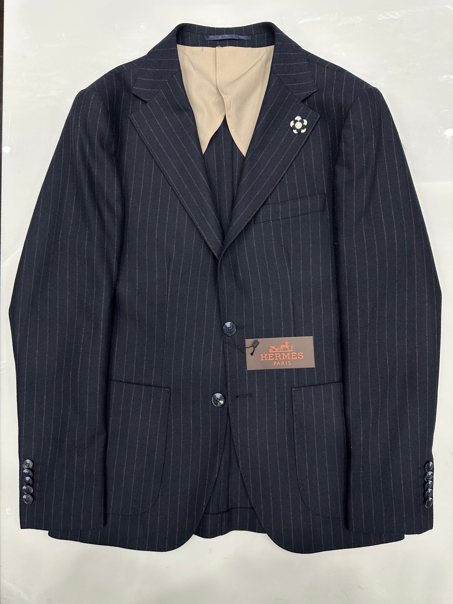 Men’s World Facebook ad: Το σωστό outfit αλλάζει τα πάντα