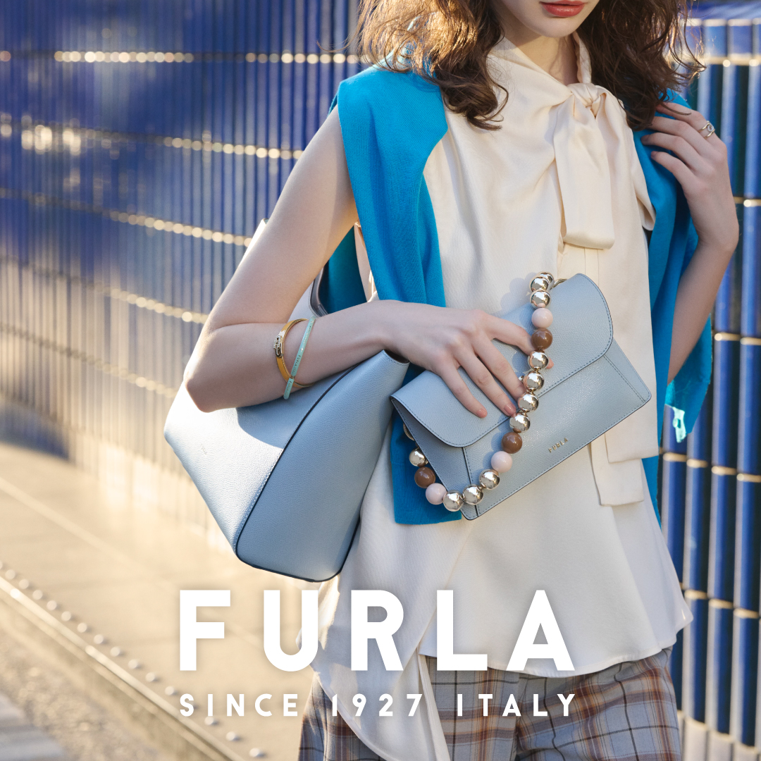 Furla Facebook ad: エレガントなトートバッグ「フルラ レア」が誕生。流れるような曲線を描くハンドルが自然と肩と体にフィットし、必需品がすべ…