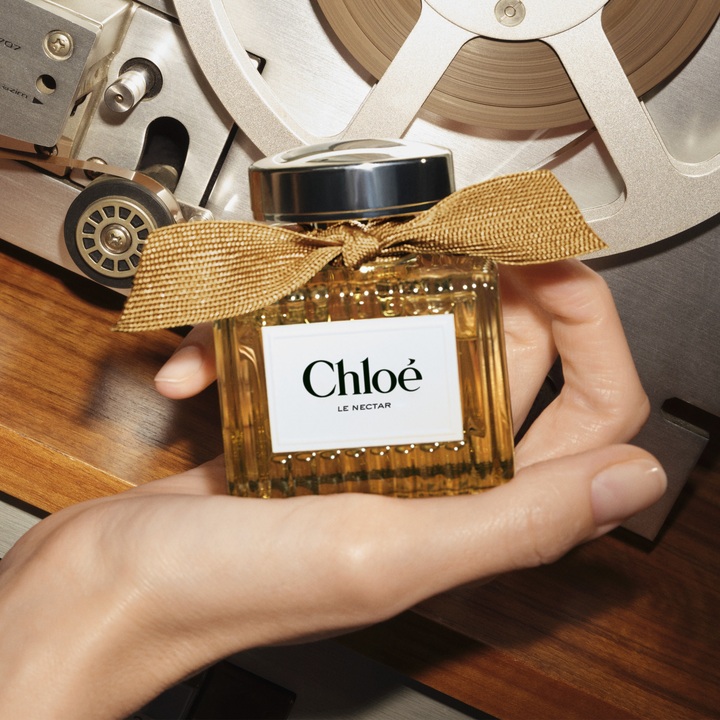 Chloé Facebook ad: Promienny, pełen blasku i naturalnie kobiecy, Chloé Le…